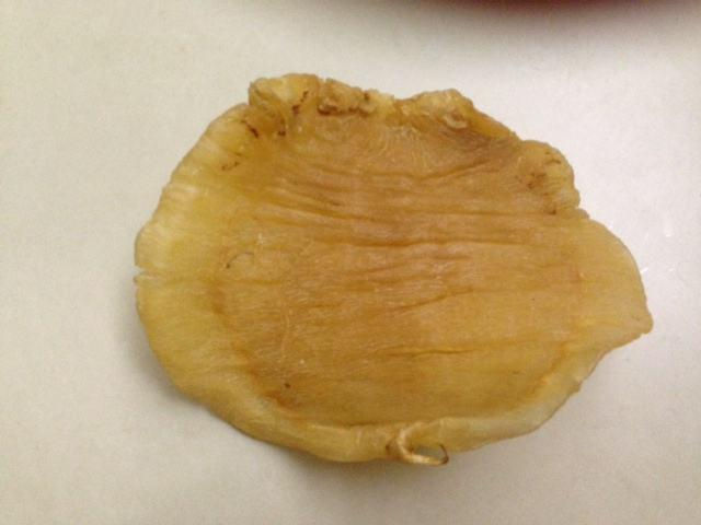 仔細檢查花膠表面霉斑