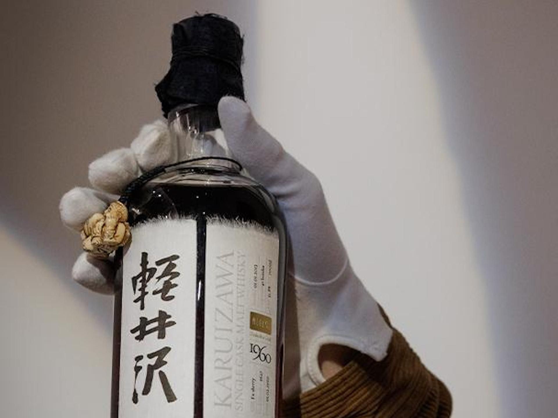 專業人士使用強光和放大鏡檢查威士忌液位（Ullage）