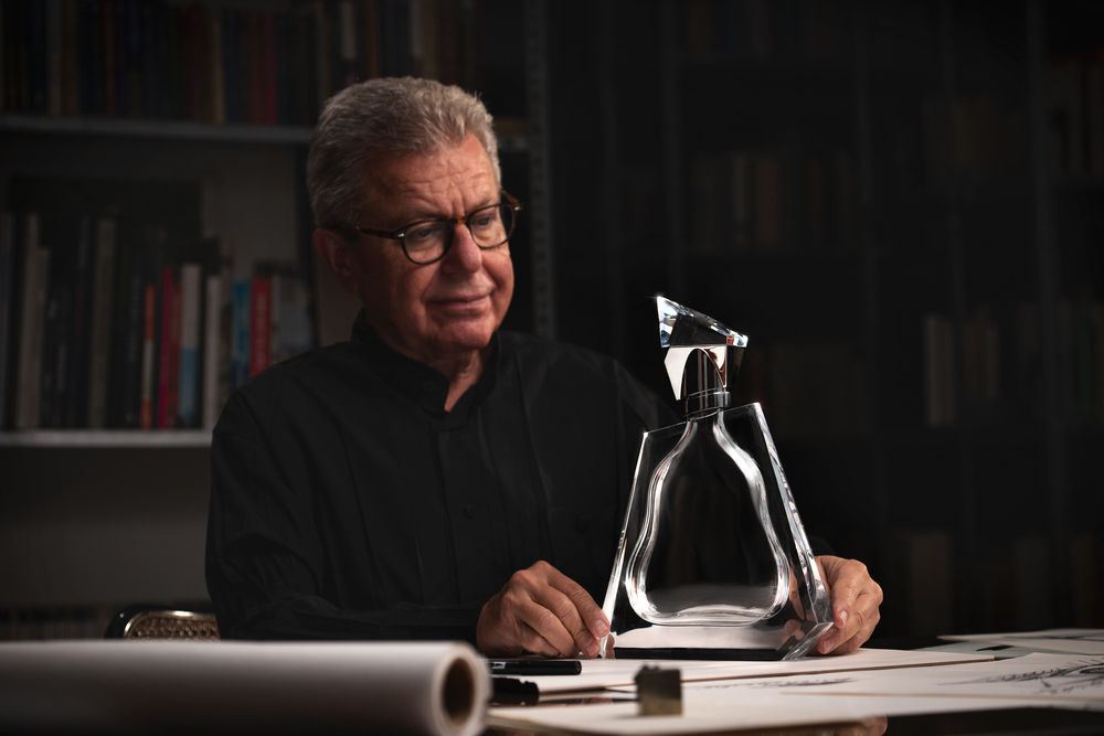 專業鑑定師近距離檢查軒尼詩Richard酒標