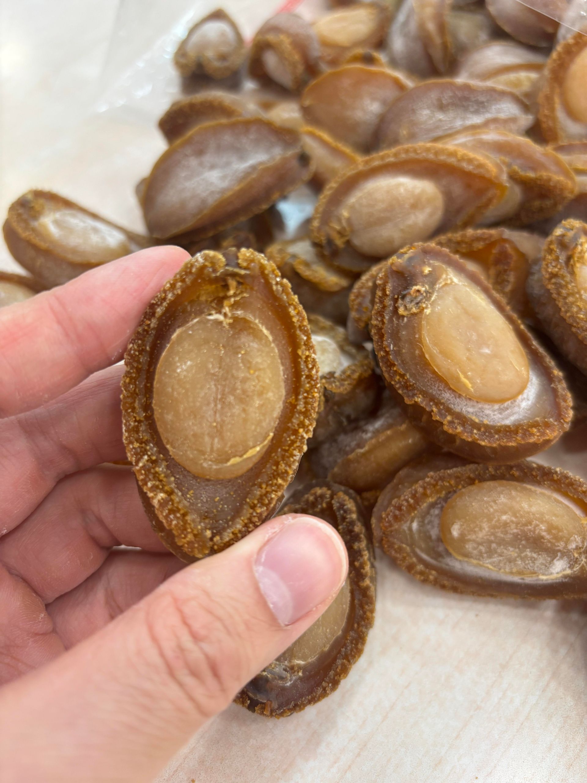 乾貨袋的淨重標籤與未開封鮑魚罐頭的淨重、固體重量和日期欄位對照