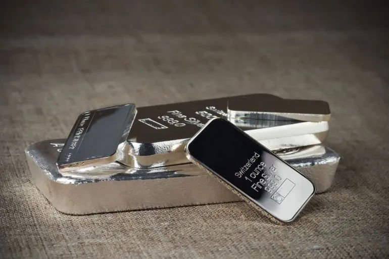 太陽能電池板和電動車電路板的特寫，顯示白銀作為關鍵工業材料的地位