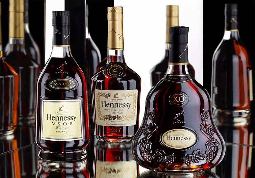 專業鑑定師檢查軒尼詩酒瓶水位線（Ullage）