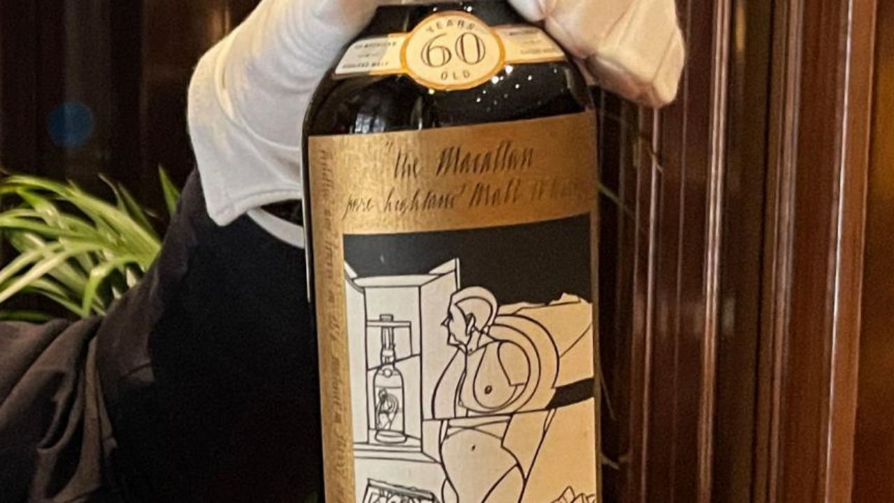 檢查威士忌舊酒標的發霉與褪色情況