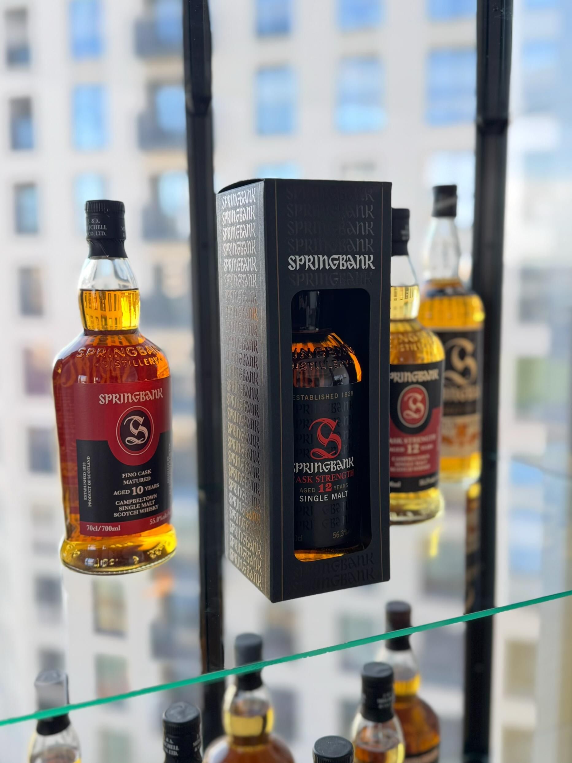 威士忌酒盒封口酒標液位與酒液五項品相檢查示意