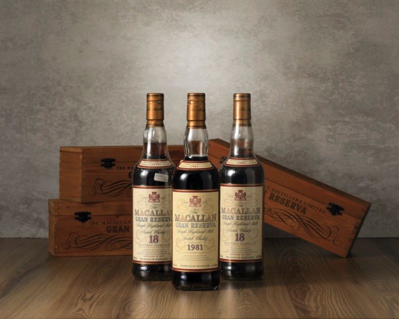 完整的威士忌原裝外盒與配件