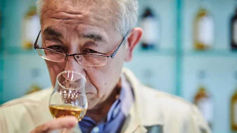 專業威士忌鑒定師正在評測酒液