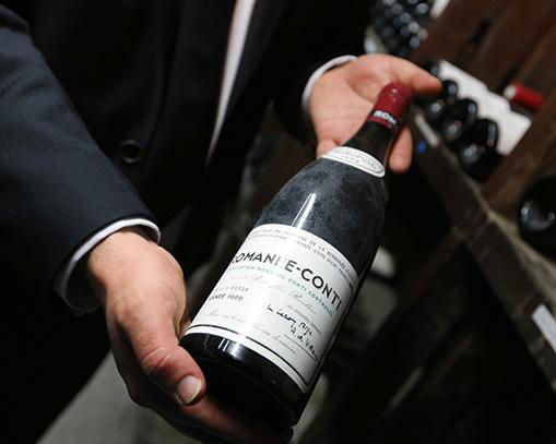 專業人士檢查葡萄酒水位（Ullage）