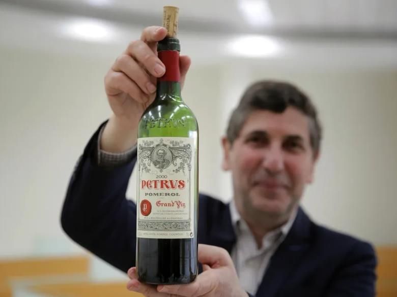 專業人士檢查葡萄酒液位（Ullage）