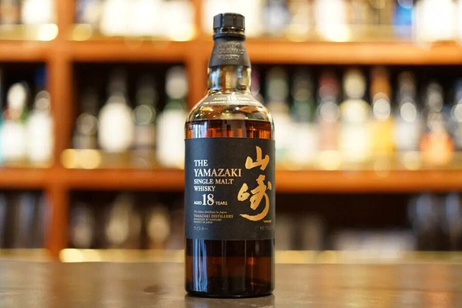 一瓶山崎18年威士忌特寫
