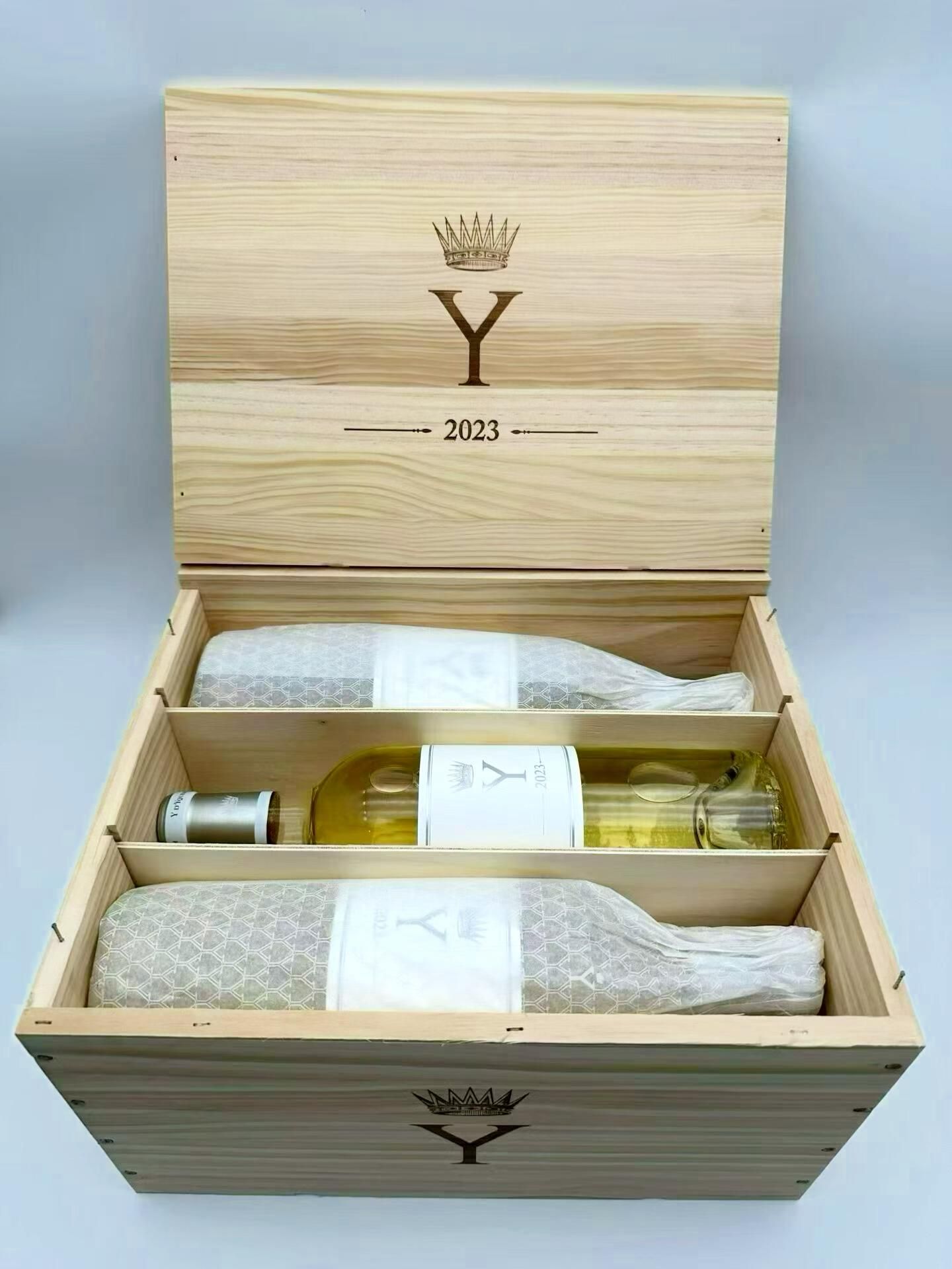 滴金甜白Sauternes酒標與Y乾白Bordeaux酒標的酒名、年份和容量核對位置