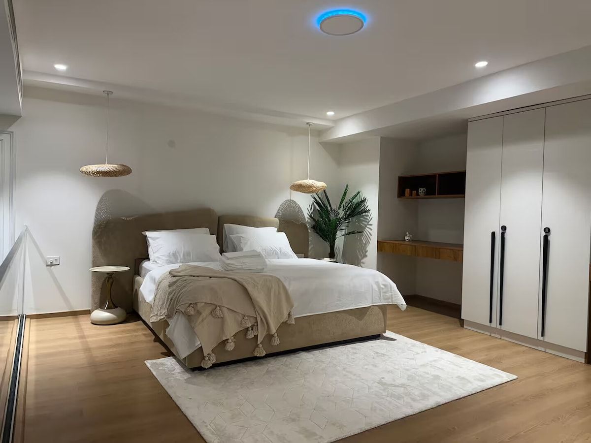 Luxury Duplex Loft | Jacuzzi • Projector • Balcony