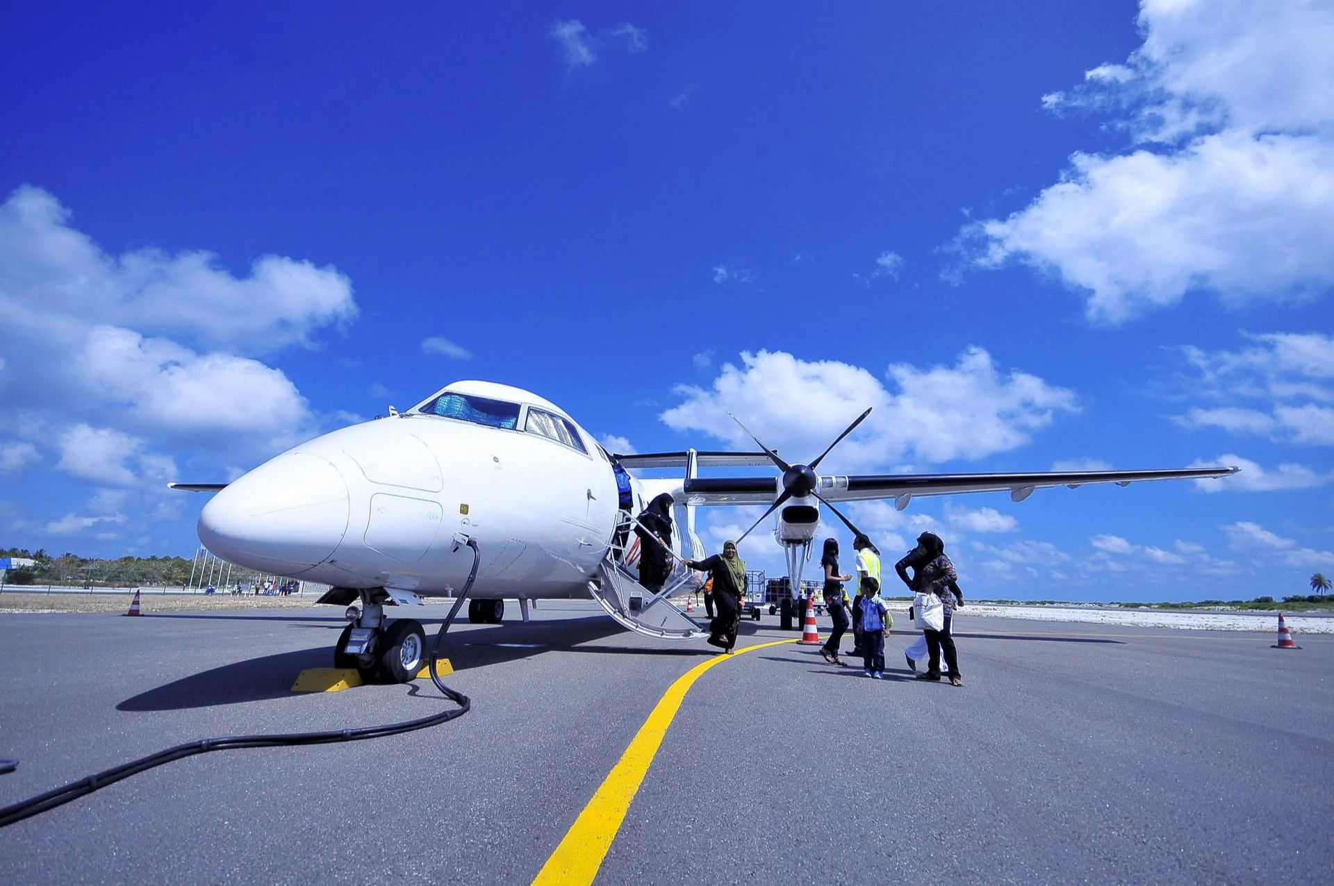 Aeronave nas Ilhas Maldivas Pessoas desembarcando de aeronave nas ilhas Maldivas