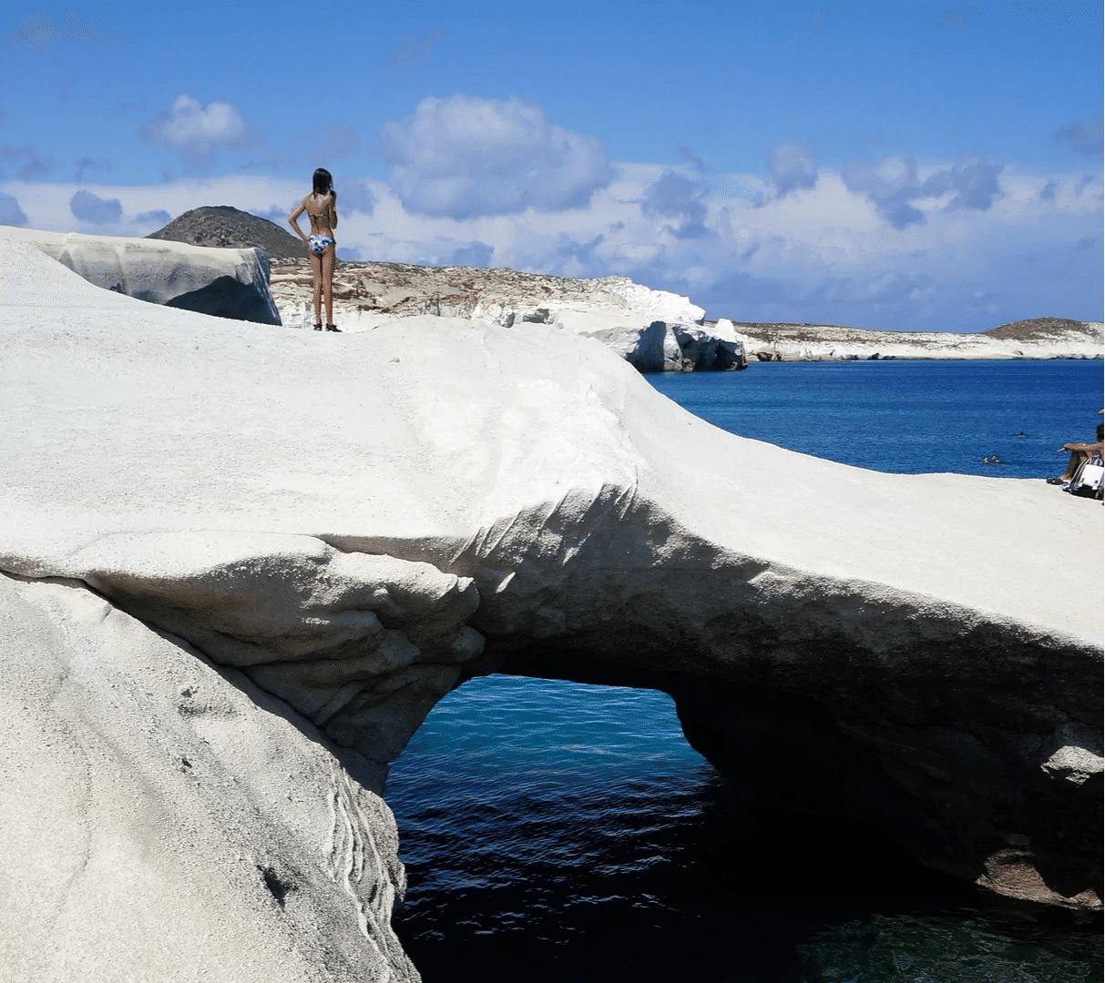 Praia de Sarakiniko na Grécia Praia de Sarakiniko localizada em ilha de Milos na Grécia