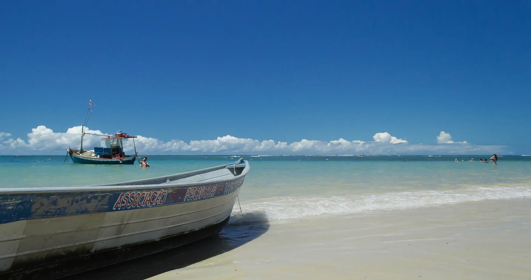 Praia dos Coqueiros em Trancoso Banhistas na praia dos Coqueiros em Trancoso