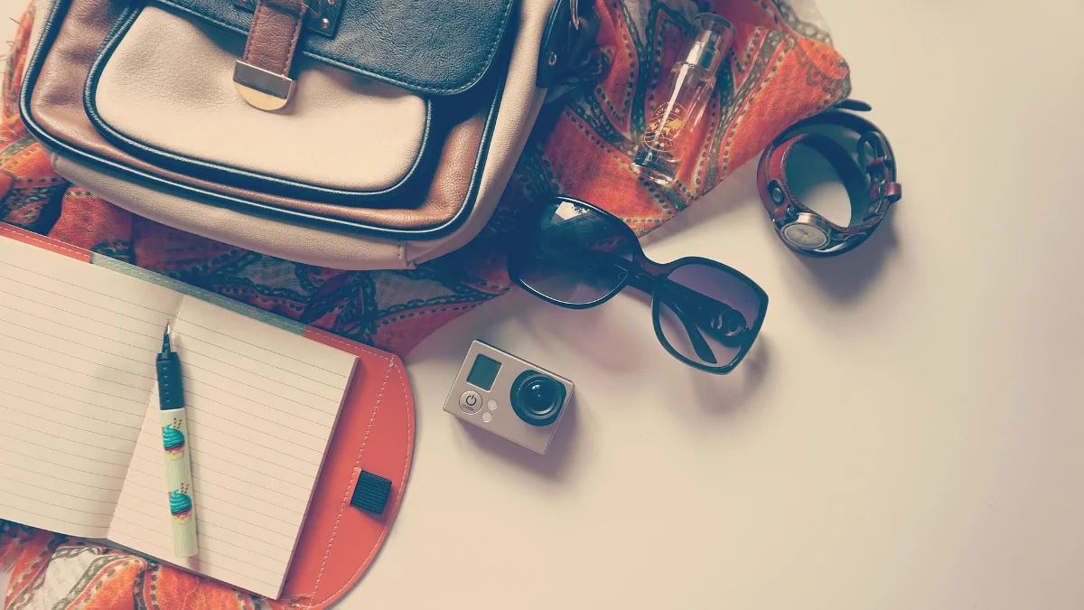 Como viajar barato bolsa contendo itens para viajar