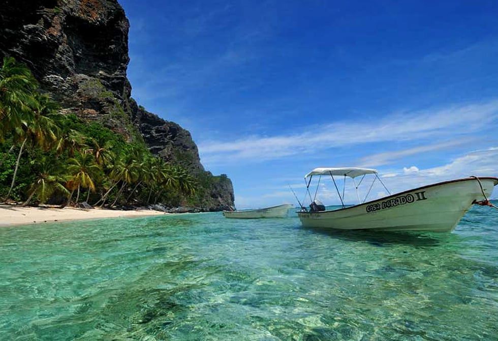 Crystal clear waters, which allow you to enjoy the corals.