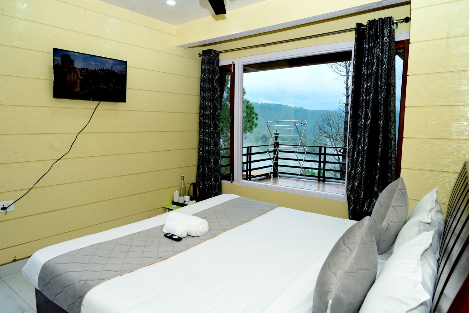 Super Deluxe Room with Mountain View at Iktara Inn - Ghorakhal | Best Homestay Near Kainchi Dham, Nainital - Photo 1