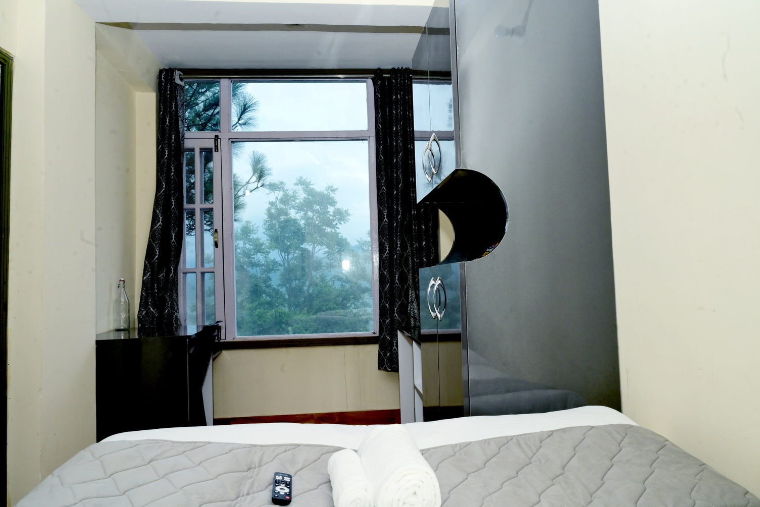 Deluxe Queen Room with Mountain View at Iktara Inn - Ghorakhal | Best Homestay Near Kainchi Dham, Nainital - Photo 2