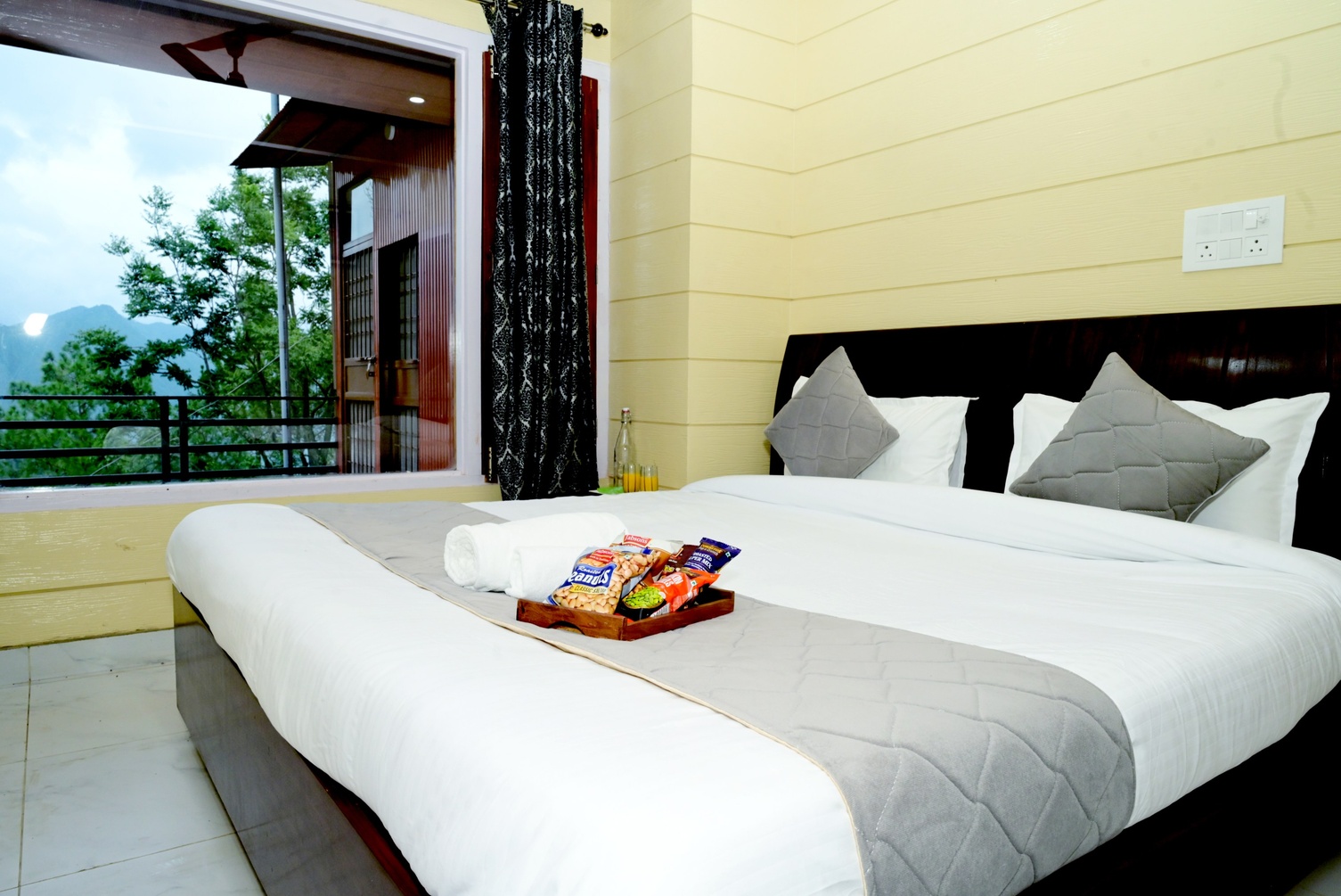 Super Deluxe Room with Mountain View at Iktara Inn - Ghorakhal | Best Homestay Near Kainchi Dham, Nainital - Photo 2