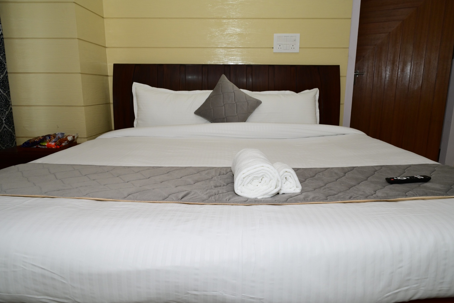 Super Deluxe Room with Mountain View at Iktara Inn - Ghorakhal | Best Homestay Near Kainchi Dham, Nainital - Photo 3