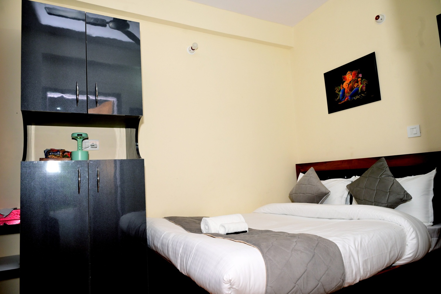 Deluxe Queen Room with Mountain View at Iktara Inn - Ghorakhal | Best Homestay Near Kainchi Dham, Nainital - Photo 3