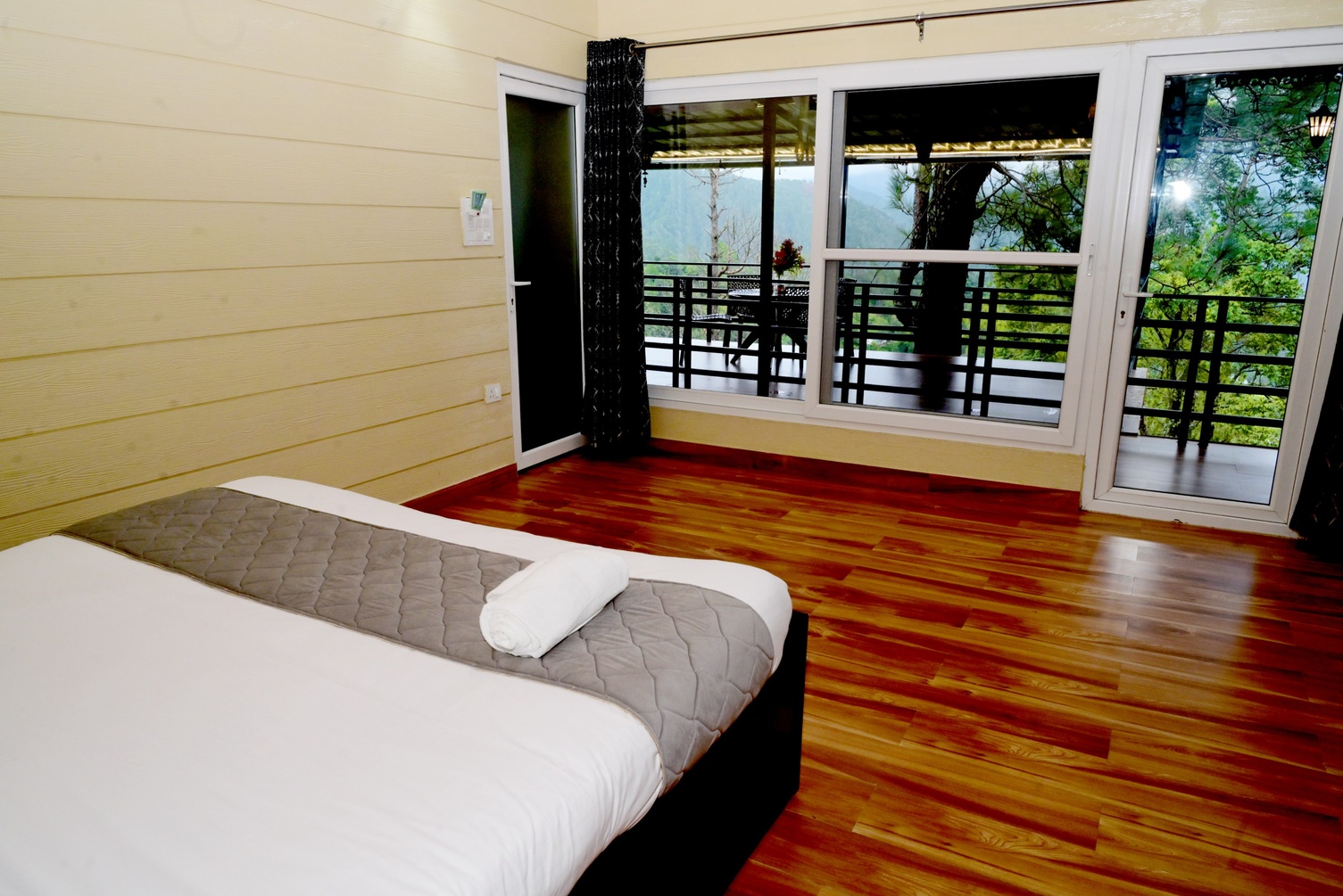 Mountain View Family Suite with Kitchen and Balcony at Iktara Inn - Ghorakhal | Best Homestay Near Kainchi Dham, Nainital - Photo 3