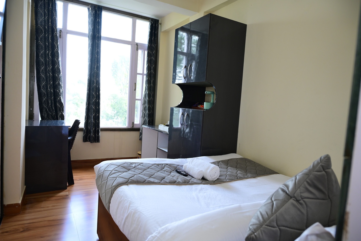 Deluxe Queen Room with Mountain View at Iktara Inn - Ghorakhal | Best Homestay Near Kainchi Dham, Nainital - Photo 1
