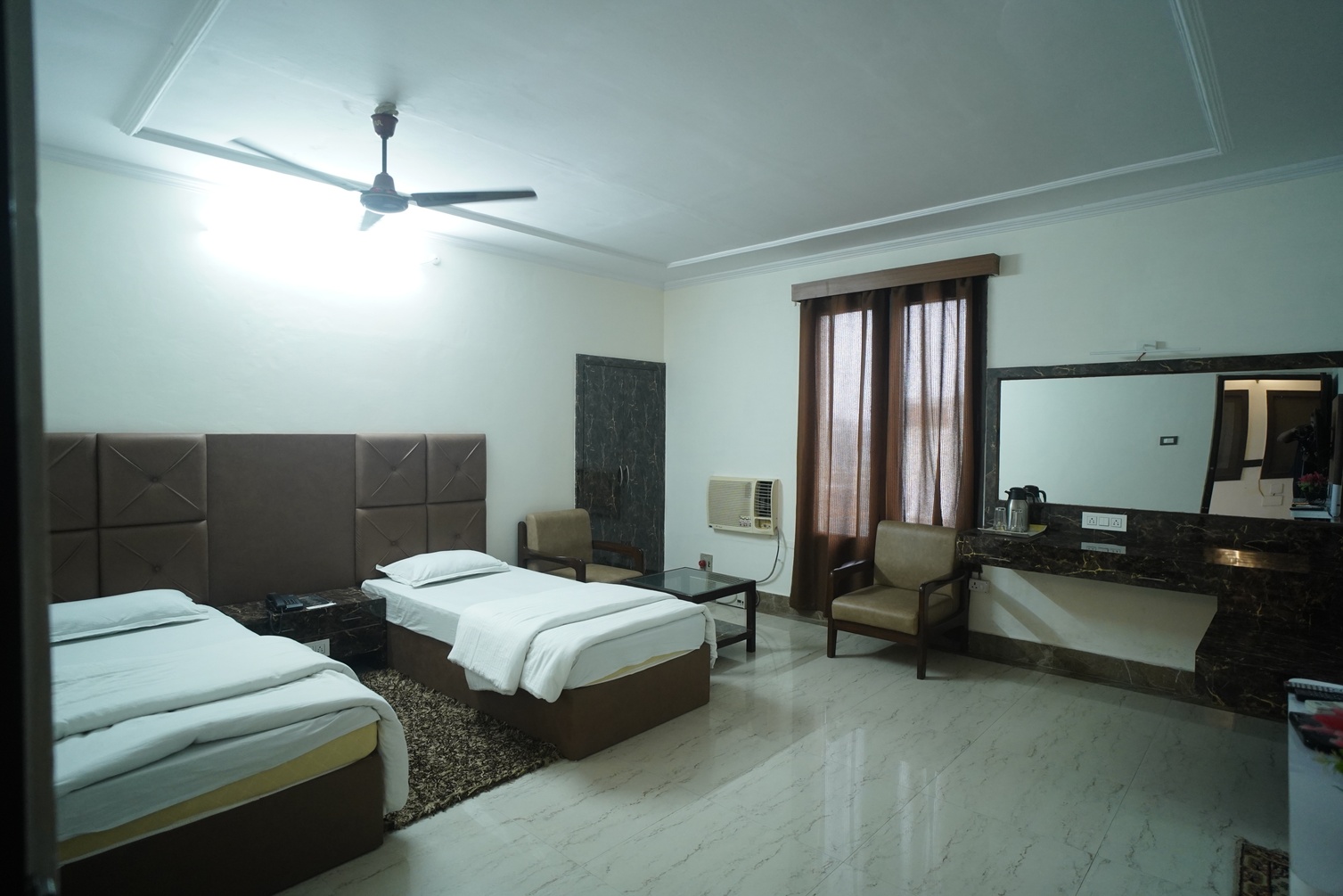 A/C Delux at HOTEL SHIRAZ - Best Hotel | Restaurant | Top Bakery in Bhadohi - Photo 2