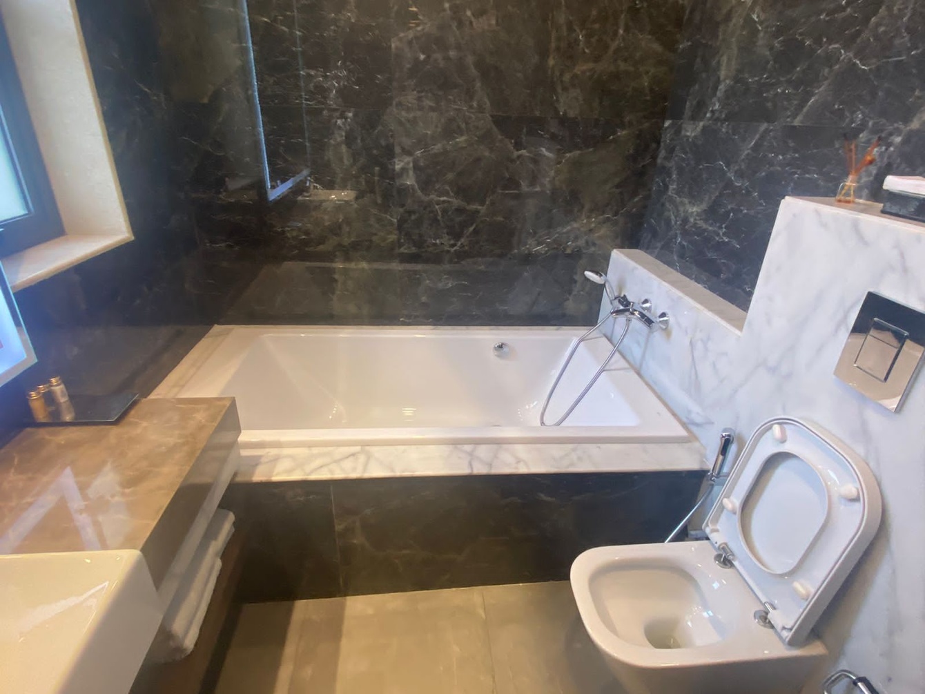 Family Suite room with Bathtub at Comfort Inn Dhaliwals Gurgaon - Photo 3