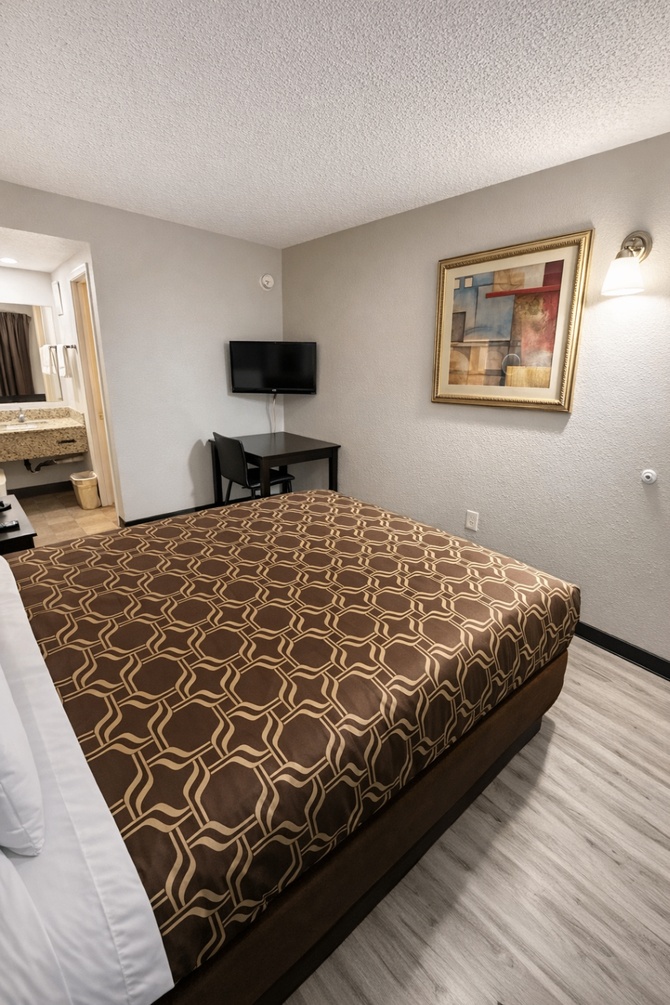 Queen Room with a BathTub at MHO Hotel Eloy Casa Grande near I-10 - Photo 1