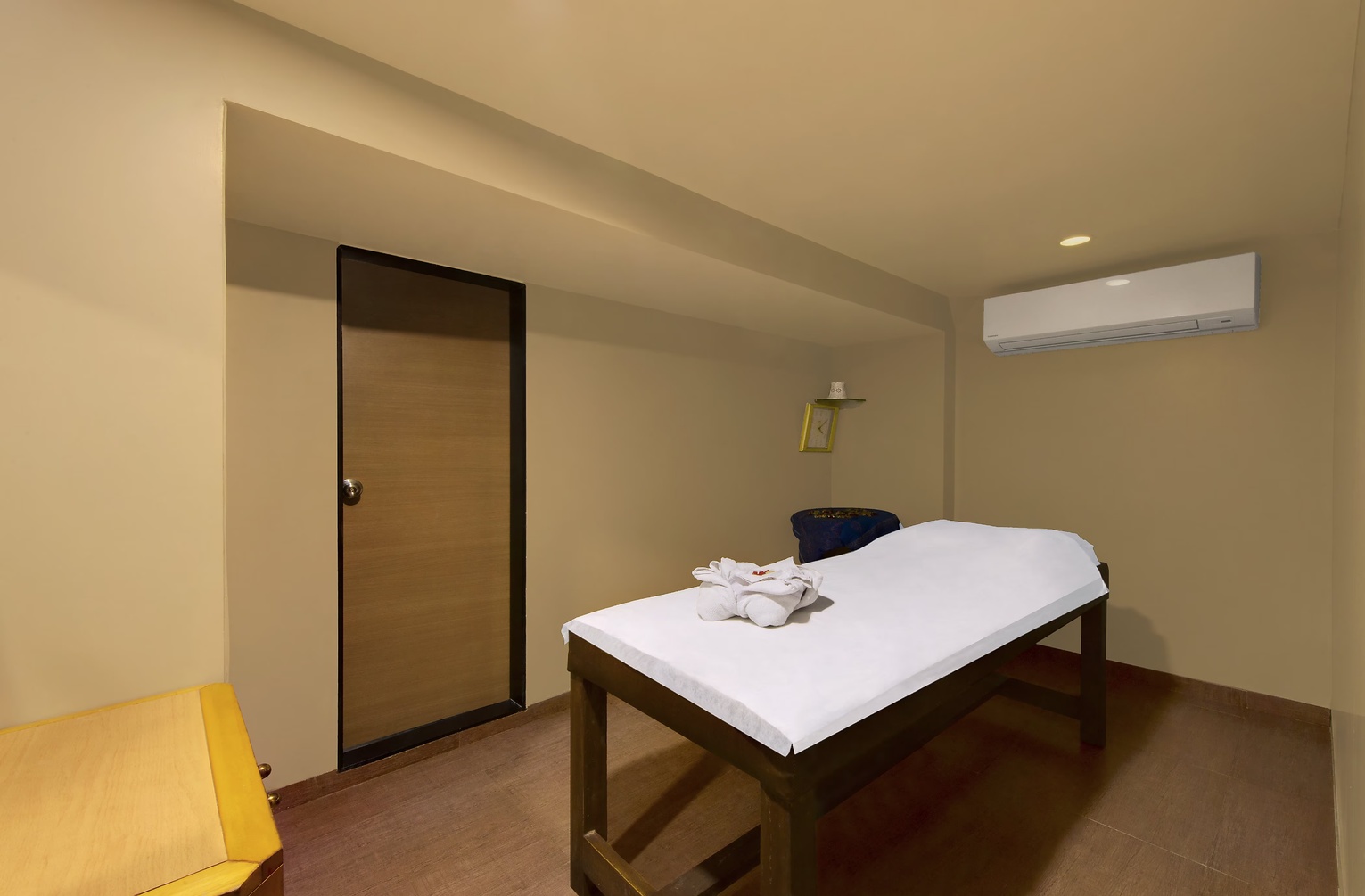 Central Beacon Hotel, Surat photo 10