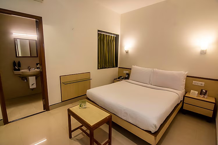 Winter Green Room, 1 Queen Bed at The Fern Residency Woodland Pune - Photo 3