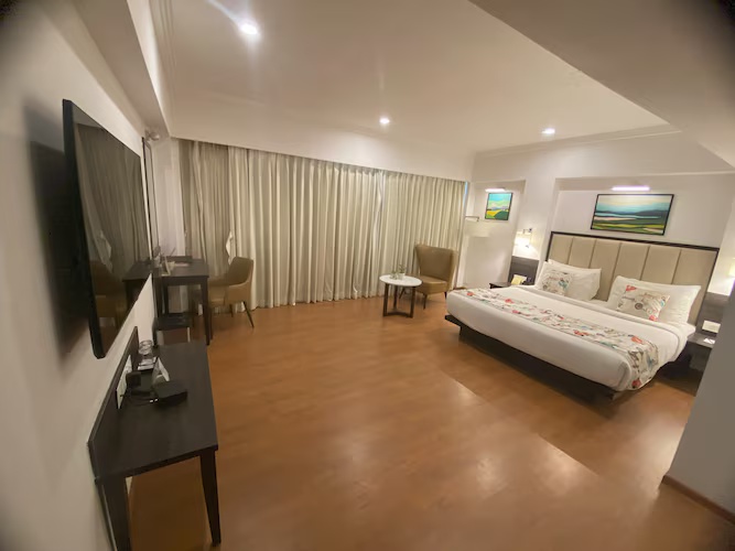Winter Green Queen Room at The Fern Residency, Turbhe, Navi Mumbai - Photo 3