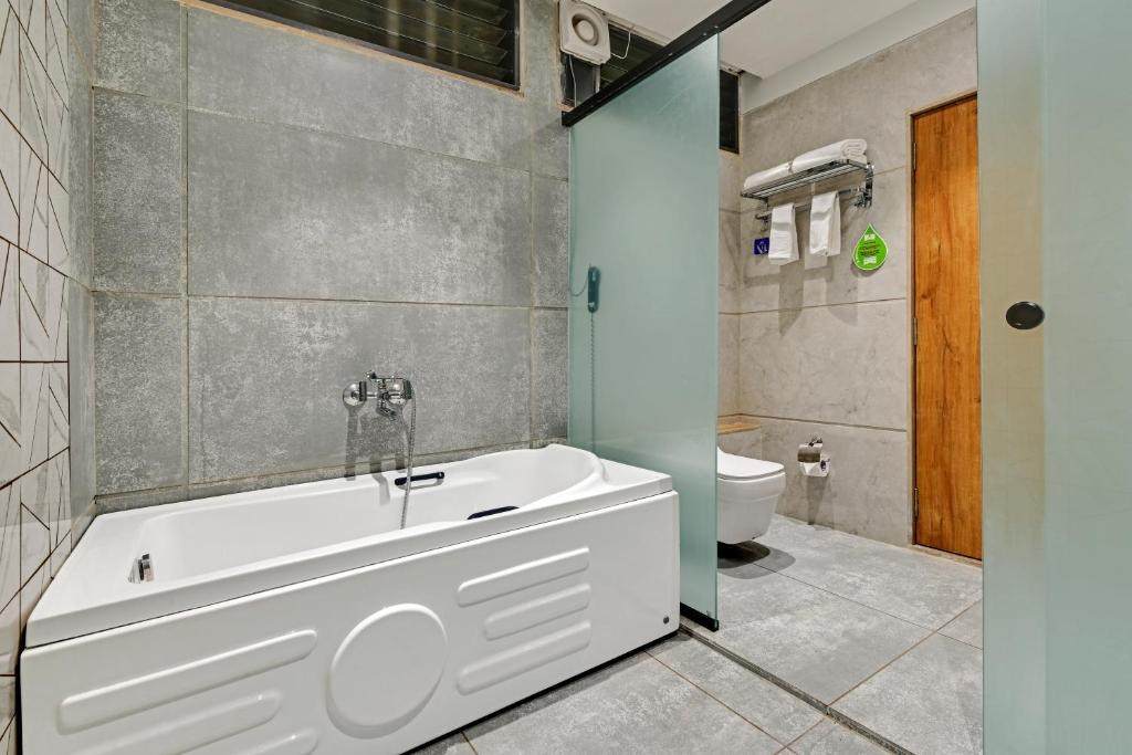 Suite Balcony Room with Bathtub at Click Hotel Royal Pearl, Galenda, Dahej - Photo 2