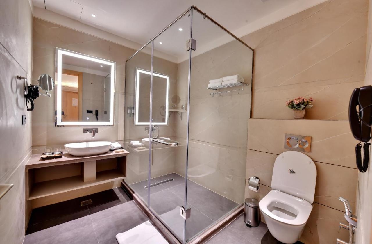 Deluxe Room at Click Collection Amritsar - Photo 2