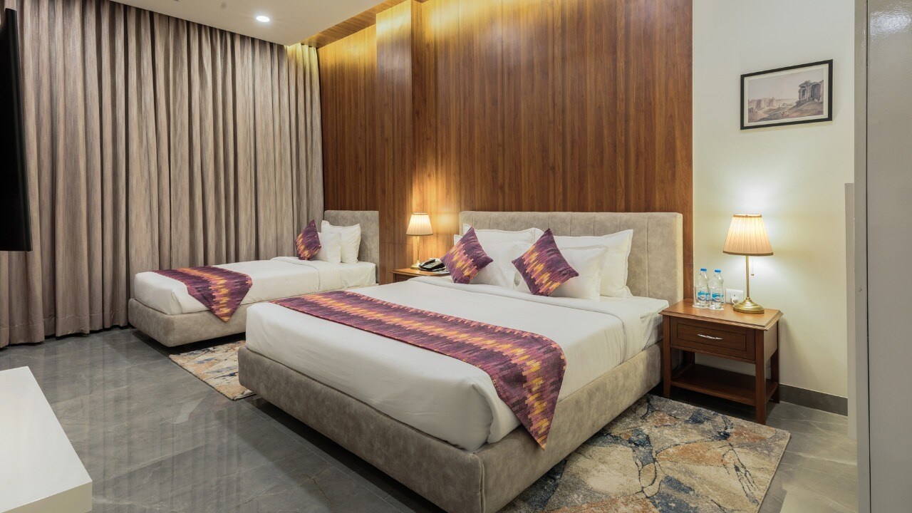 Family Suite room with Bathtub at Comfort Inn Dhaliwals Gurgaon - Photo 2