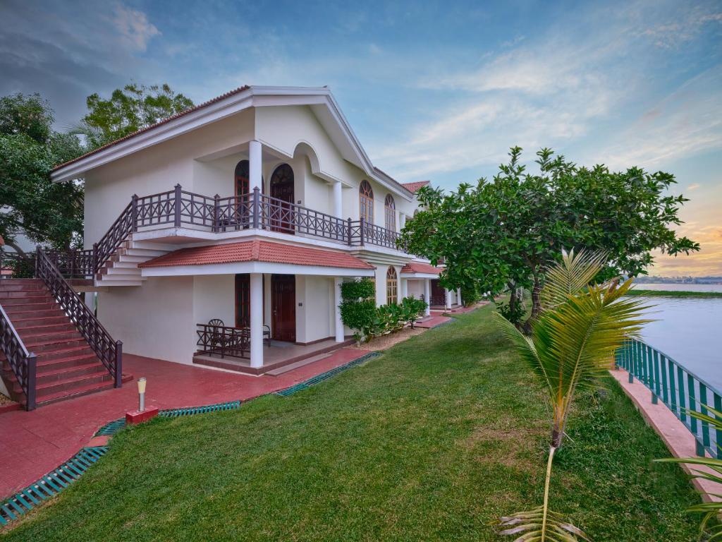 Lake View Premier Room with Sit Out at Sterling Lake Palace Alleppey - Photo 1