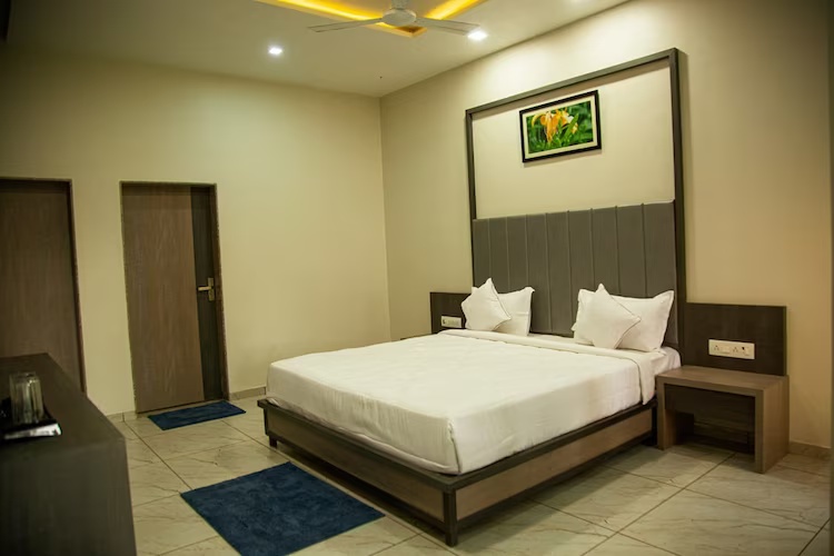 Classic Room at Sterling Gir - Photo 2