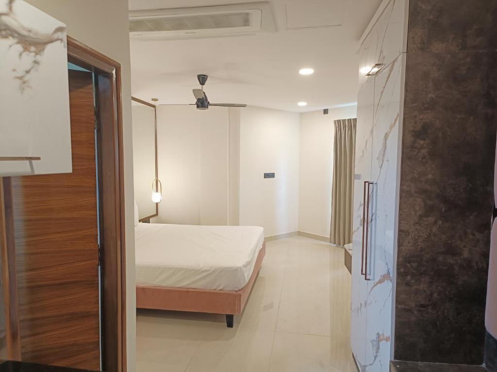 Compact Premium King at Astra Hotels & Suites by Clover hospitality - Photo 2
