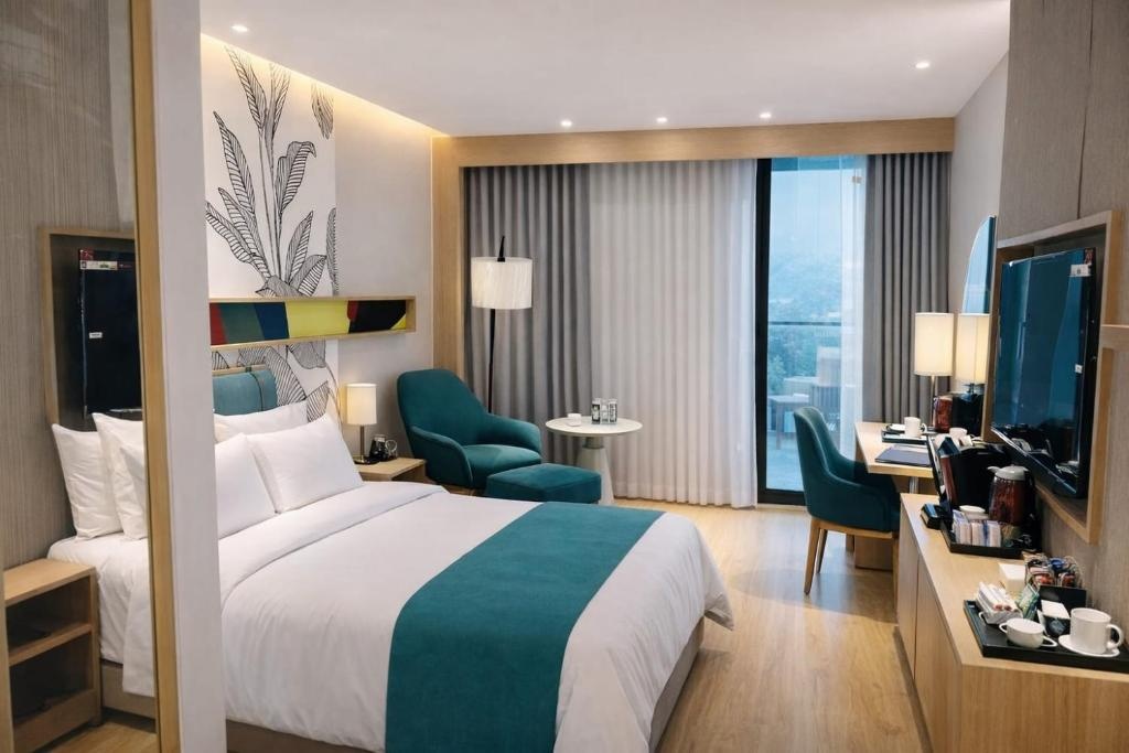 Premium King room with balcony at Clarion INN Greywall - Photo 3