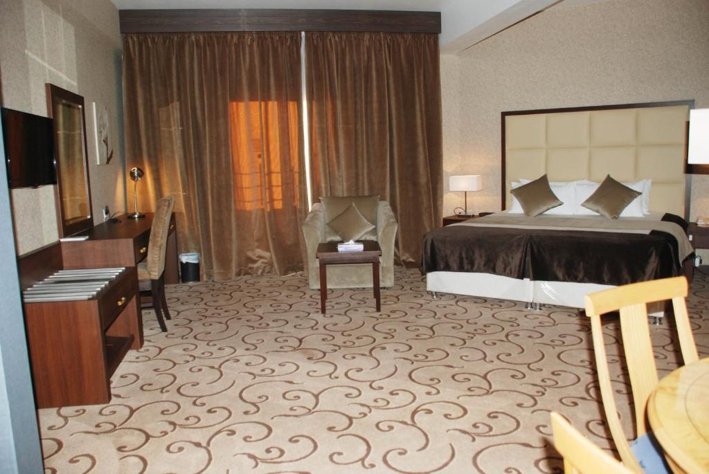 Junior Suite with Pool View at Al Rabea Hotel - Photo 3