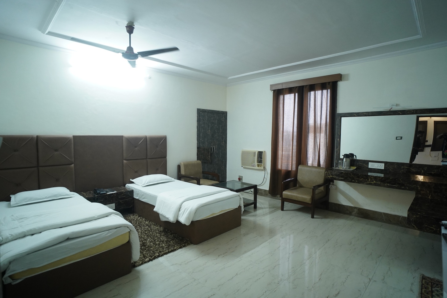 A/C Delux at HOTEL SHIRAZ - Best Hotel | Restaurant | Top Bakery in Bhadohi - Photo 1