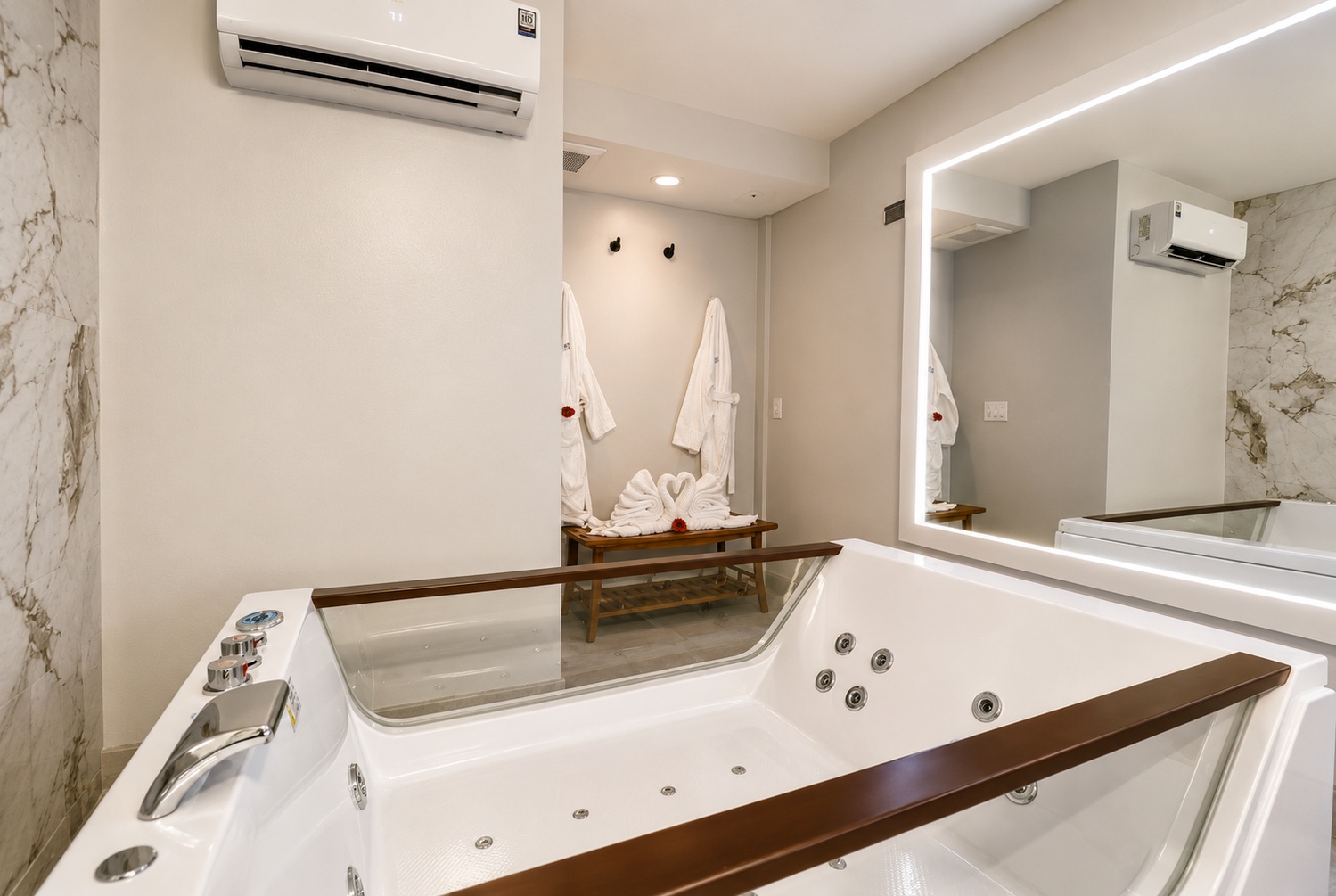 Spa Suite - Smoking with Jetted Tub at Envi Boutique Hotel - Photo 3