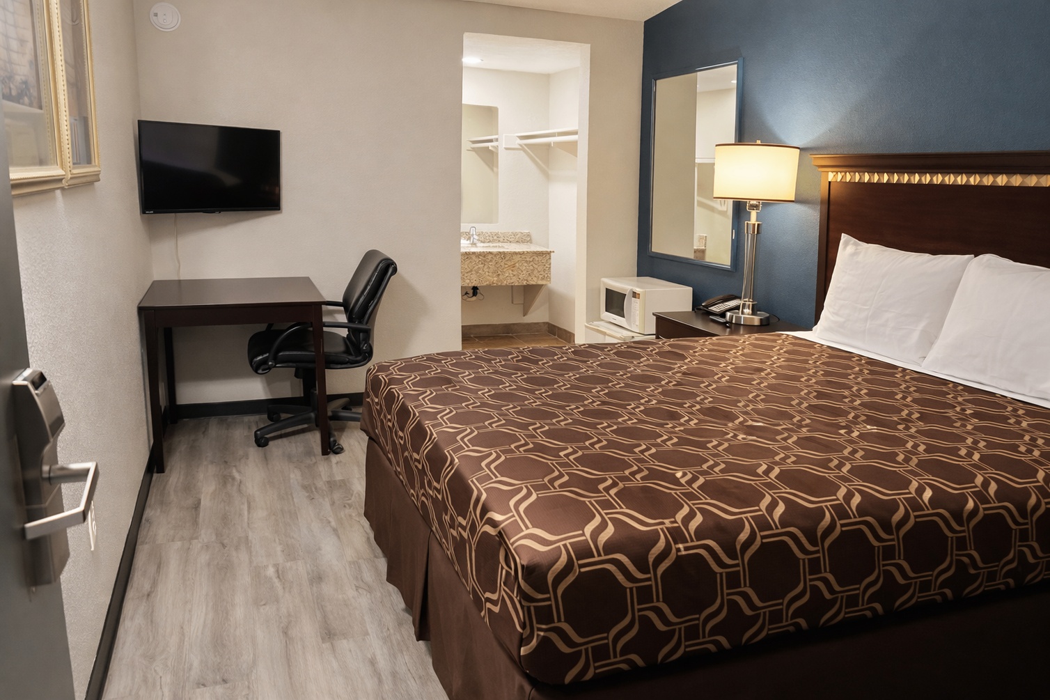 Queen Room with a Roll-In Shower at MHO Hotel Eloy Casa Grande near I-10 - Photo 3