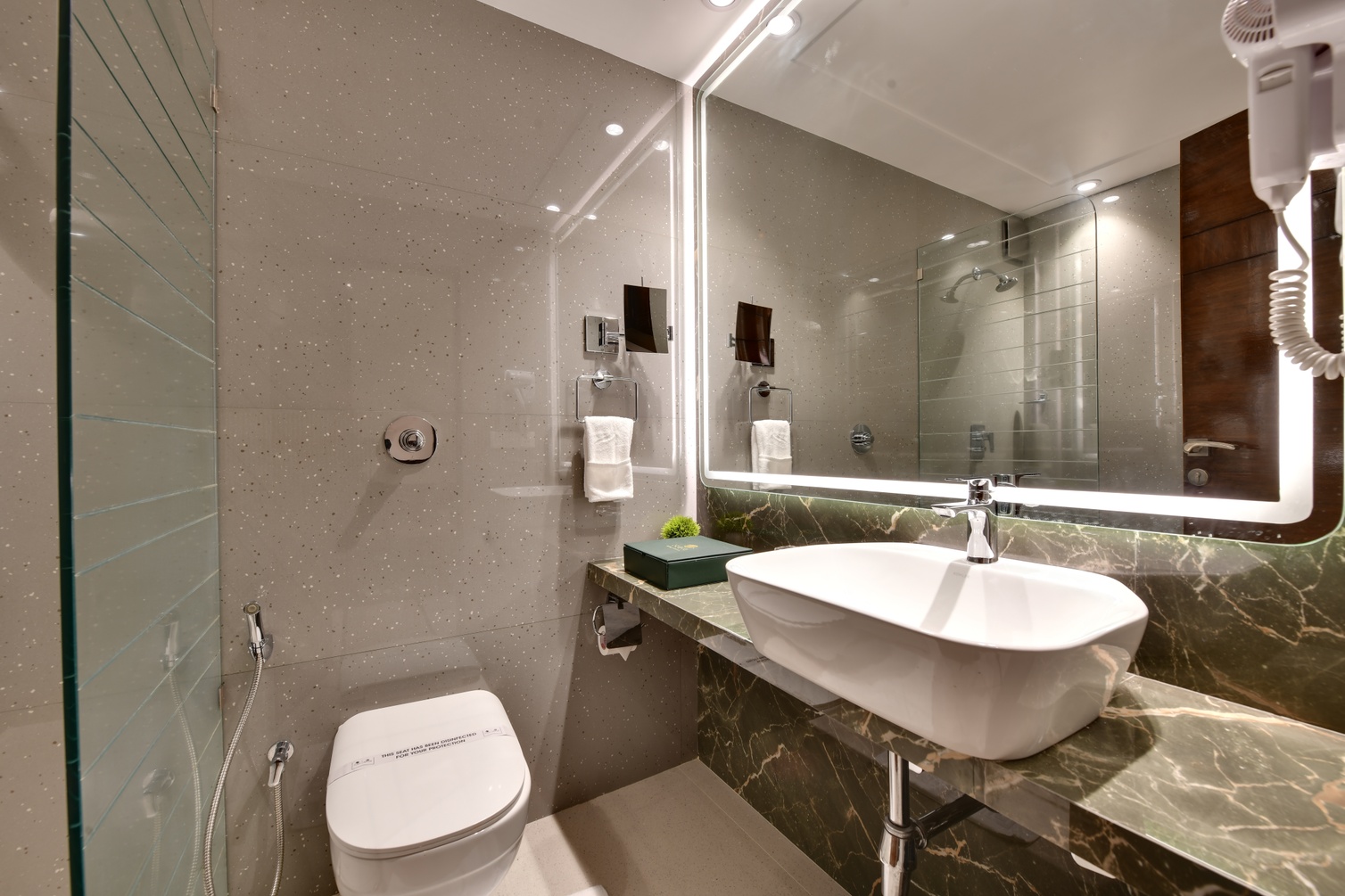 Deluxe Room at Hotel Suba Palace Mumbai - Photo 3