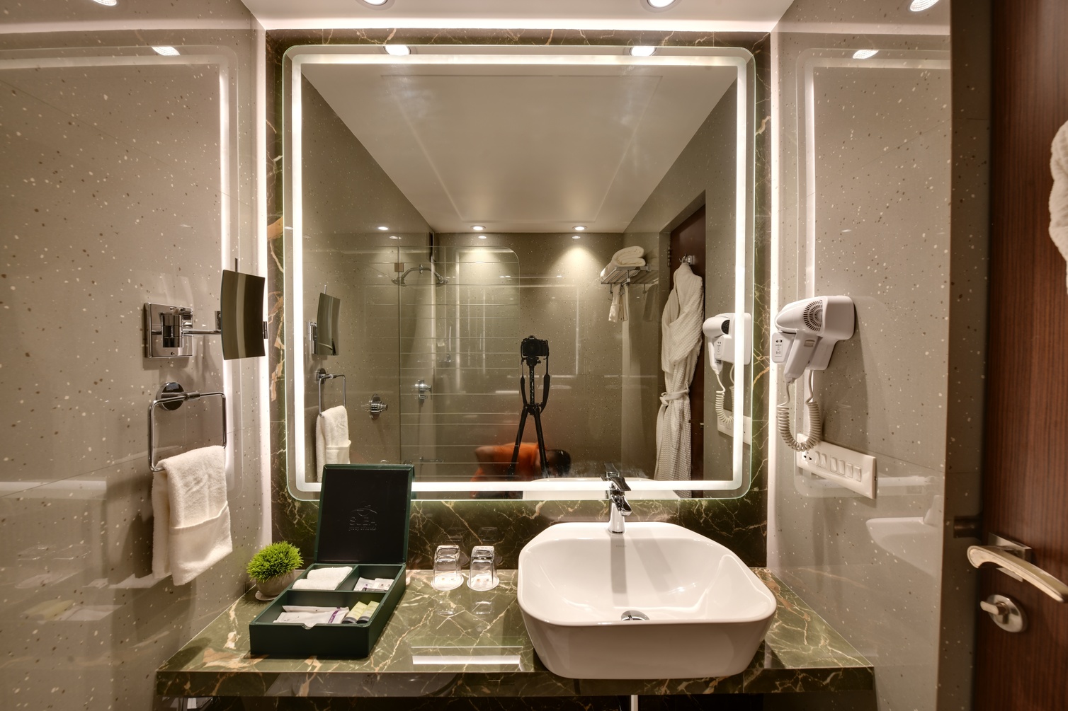 Deluxe Room at Hotel Suba Palace Mumbai - Photo 2