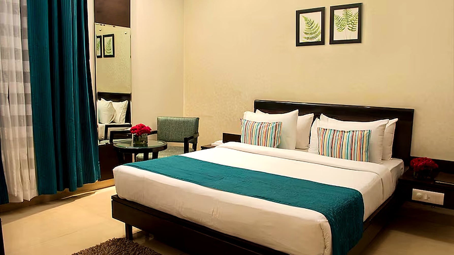 Deluxe Room With Work Desk at Rockland Hotel Panchsheel Enclave - Photo 3