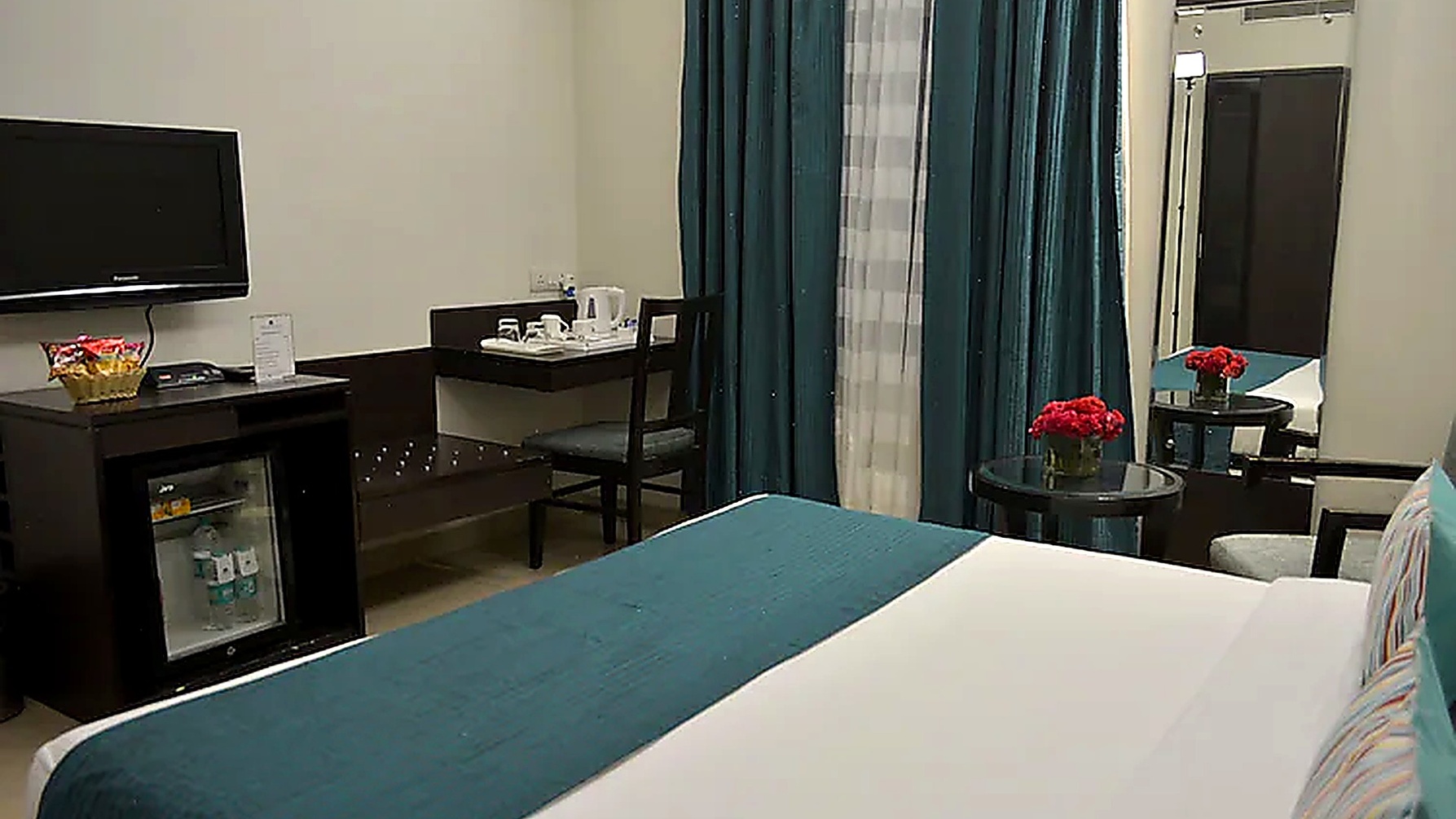 Deluxe Room With Work Desk at Rockland Hotel Panchsheel Enclave - Photo 2