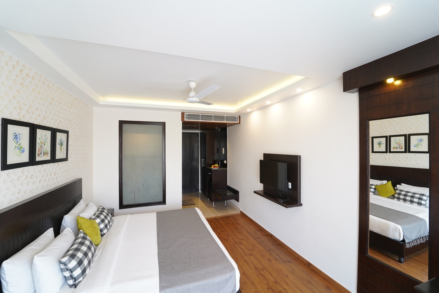 Deluxe Suite at Rockland Hotel C R Park - Photo 3