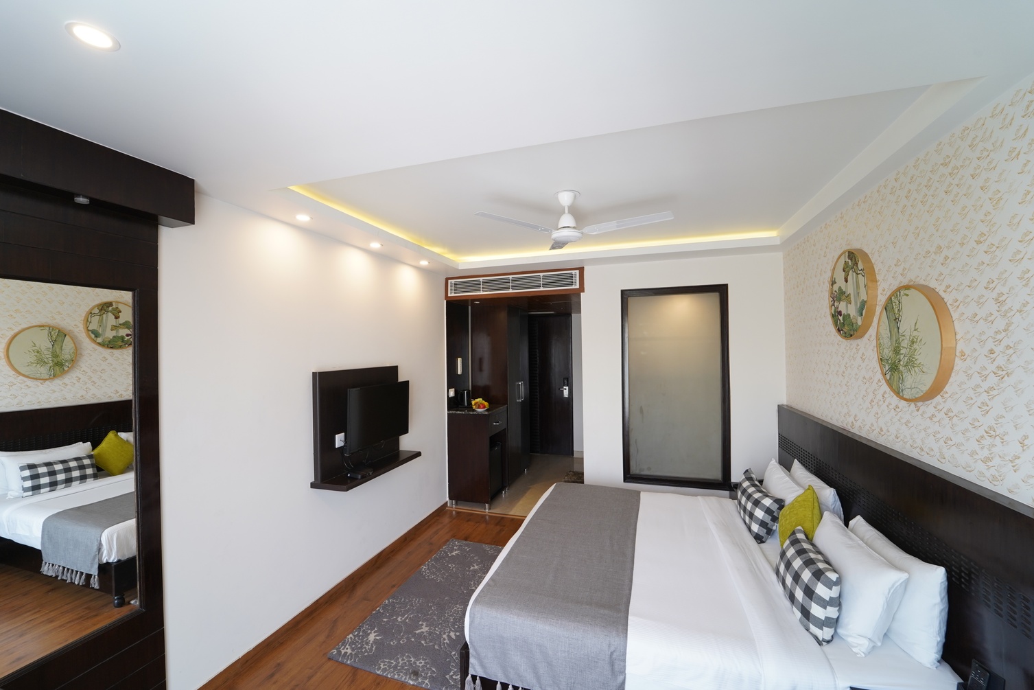 Deluxe Suite at Rockland Hotel C R Park - Photo 2